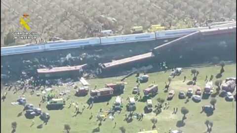 Al menos 30 muertos en choque de dos trenes en España