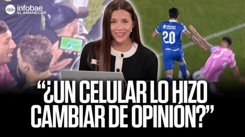 Árbitro anuló un penal y surge la duda sobre un celular