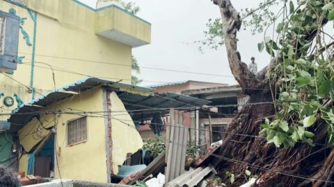Arnab deja tres muertos al tocar tierra en el sureste de India