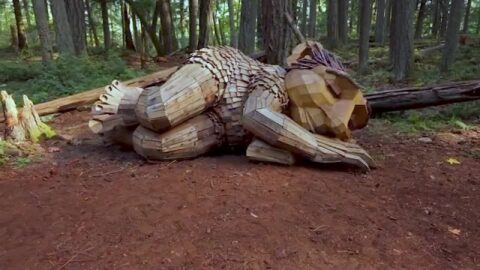 Artista danés crea trolls gigantes con basura en Washington