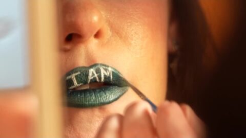 Artista de labios convierte su dolor en plataforma de apoyo
