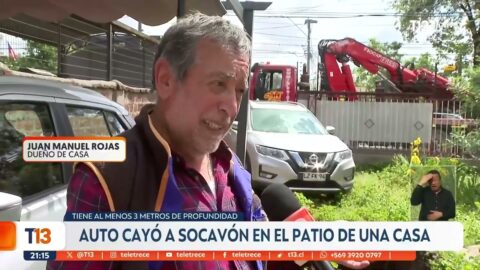 Auto cae a socavón en patio de casa en El Bosque