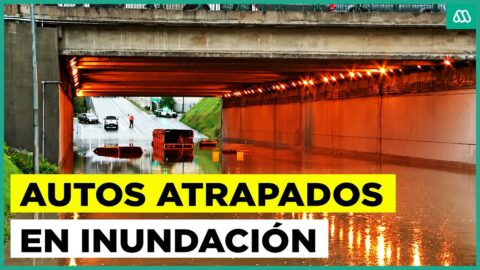 Autos quedan atrapados en paso bajo nivel inundado