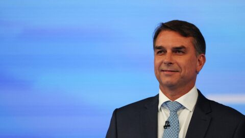 Bolsonaro acude a emitir su voto en la elección