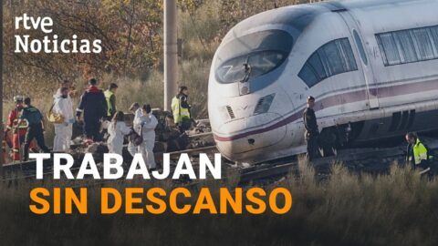 Bomberos trabajan en la zona del accidente ferroviario de Urda