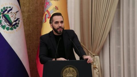 Bukele evalúa liberar antes de tiempo a presos antipandillas
