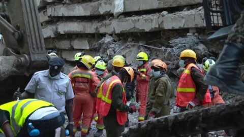 Buscan a siete desaparecidos tras derrumbe de edificio en Kenia