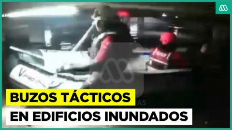 Buzos tácticos revisan estacionamiento inundado en Ñuñoa