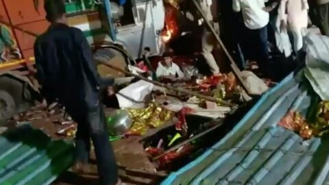 Camión embiste a multitud en festival hindú en India y deja 13 muertos