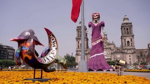 Catrina de 30 metros preside el Día de Muertos en la CDMX