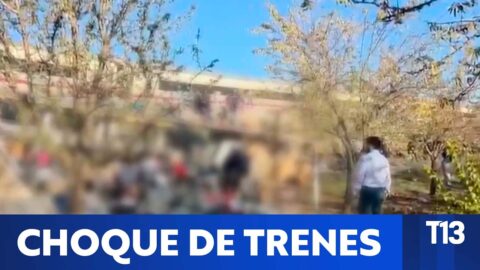 Chocan dos trenes de pasajeros en España; dos vagones caen