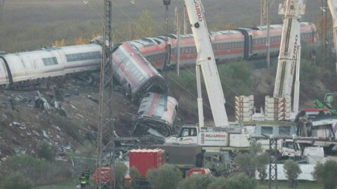 Choque de trenes de alta velocidad en España deja 69 muertos