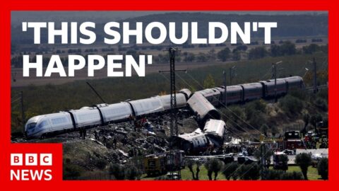 Choque de trenes en España deja al menos 64 muertos