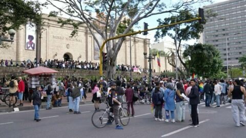 Cientos protestan en Colombia por retiro de obras de un museo
