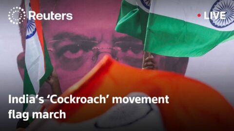 Cockroach Janta Party marcha con banderas en Nueva Delhi