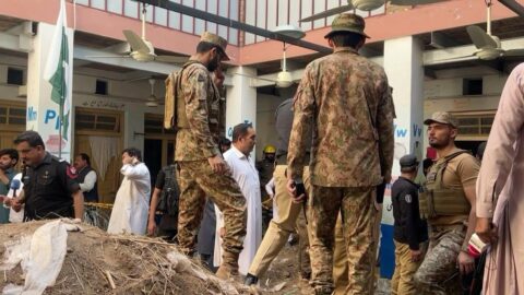 Derrumbe de techo en colegio de Pakistán deja 28 muertos