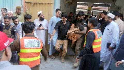 Derrumbe de techo en colegio de Peshawar deja decenas de muertos