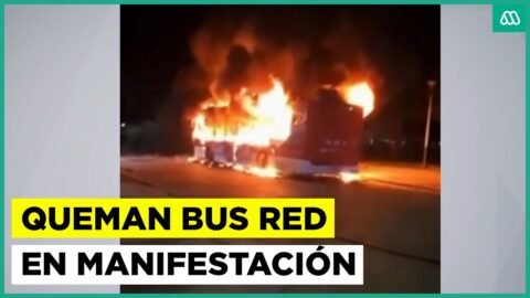 Desconocidos incendian un bus Red en medio de manifestación