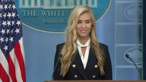 Dudas sobre la formación legal de la nueva vocera de la Casa Blanca