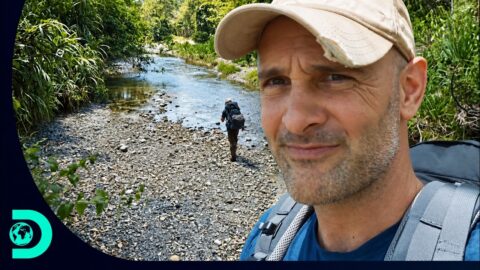 Ed Stafford construye un refugio en la selva panameña