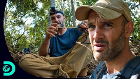 Ed Stafford fabrica una caña de pescar con materiales de la orilla