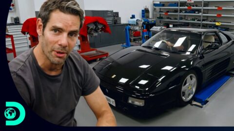 Elvis enfrenta una reparación mecánica compleja en el Ferrari negro