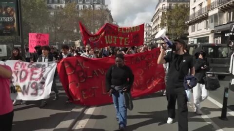 Estudiante francesa reclama por una educación digna en París