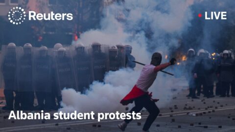 Estudiantes albaneses protestan por el costo de la educación