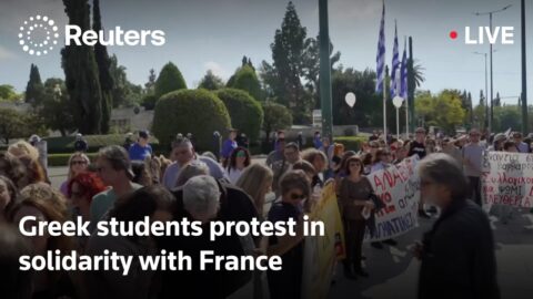 Estudiantes griegos marchan en Atenas en apoyo a Francia