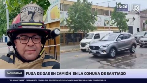 Evacuan personas por fuga de gas en camión en el centro de Santiago