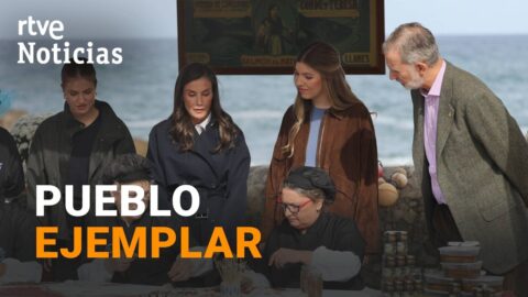 Felipe VI y Leonor reciben en Llanes a la cofradía de pescadores de Santa Ana