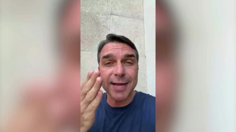Flávio Bolsonaro dice que dejó Brasil por persecución política