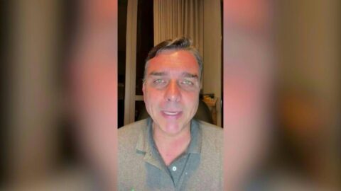 Flávio Bolsonaro dice que salió de Brasil por persecución