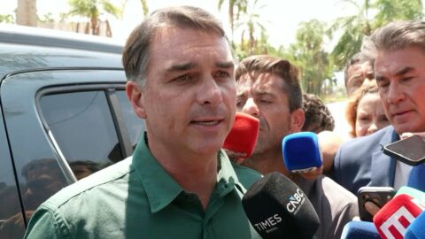 Flávio Bolsonaro lidera primera vuelta frente a Lula; su padre celebra