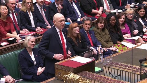Healey anuncia impuesto adicional a bancos y apuestas en presupuesto británico