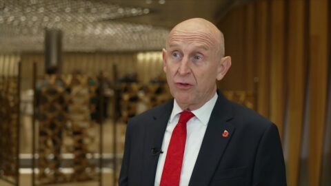 Healey defiende el presupuesto británico y advierte decisiones difíciles