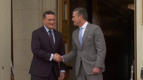 Hegseth recibe a Streeting con guardia de honor en Washington