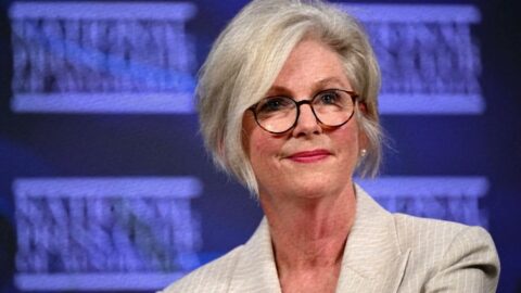 Helen Haines, legisladora australiana, sufre grave lesión tras ser atropellada