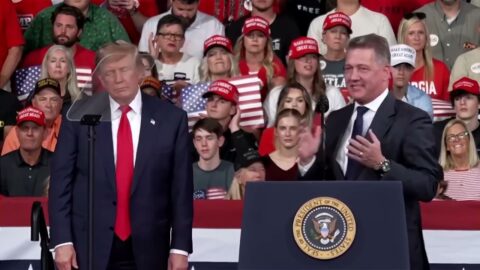 Jefe de Audi aparece con Trump en mitin y genera críticas