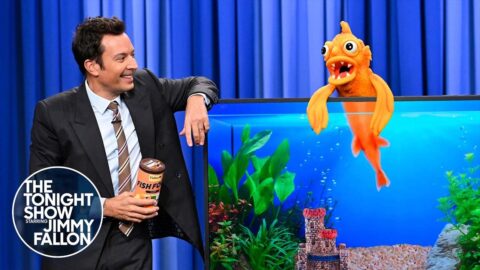 Jimmy Fallon alimenta a los peces de The Tonight Show