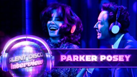 Jimmy Fallon y Parker Posey conversan en un silent disco