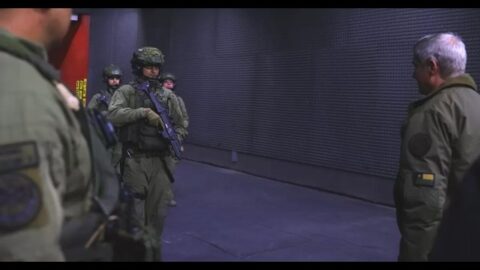 Kast supervisa nuevos subfusiles de Carabineros en el GOPE