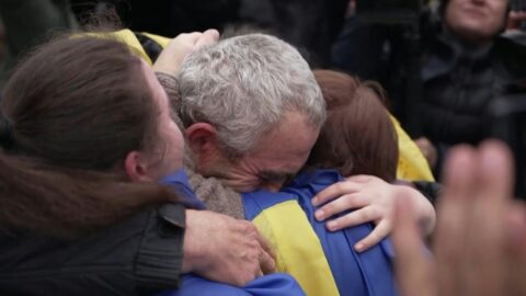 Llegan a Ucrania desplazados de Oleshki tras una tregua