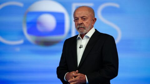 Lula da Silva acude a emitir su voto en la jornada electoral