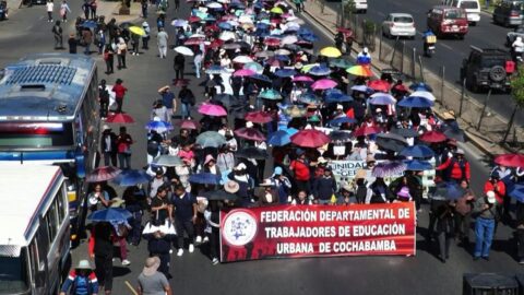 Maestros bolivianos marchan contra reforma de educación técnica