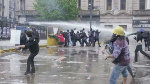 Marcha universitaria en Buenos Aires termina con choques con la policía