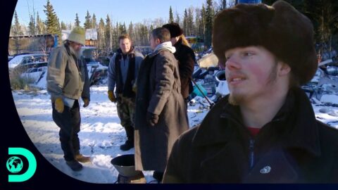 Matt, Noah y Gabe buscan un generador en un chatarrero de Alaska
