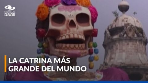 México se prepara para el Día de Muertos con una Catrina de 11 metros