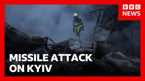 Misiles impactan Kyiv mientras Rusia acepta retomar negociaciones de paz