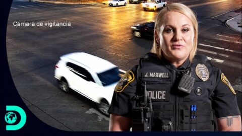 Mujer intenta detener a una ladrona de auto con sus hijos adentro